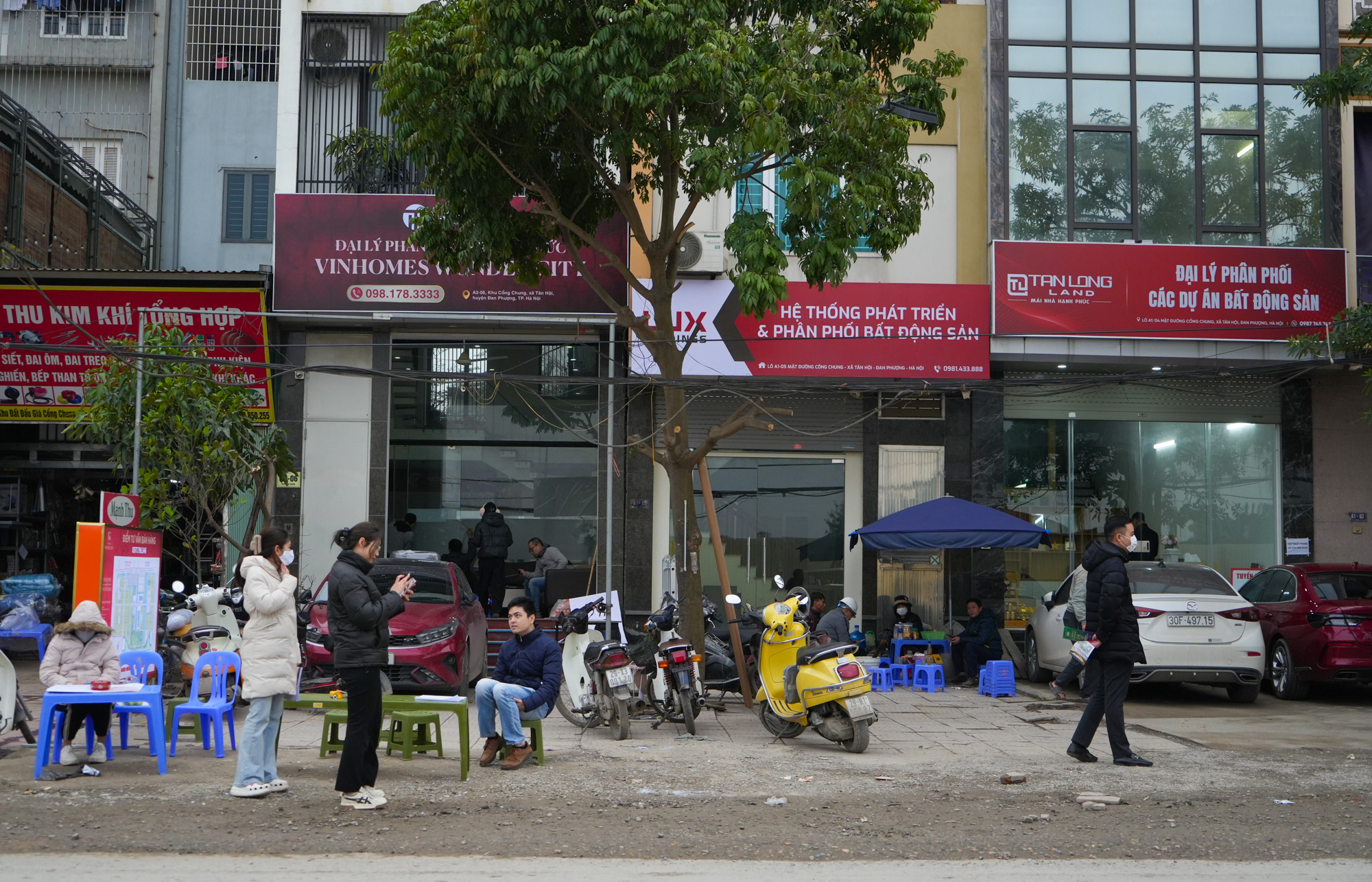 Trước ngày mở bán dự án, đã có hàng loạt môi giới và các sàn phân phối quy tụ tại mảnh đất Đan Phượng