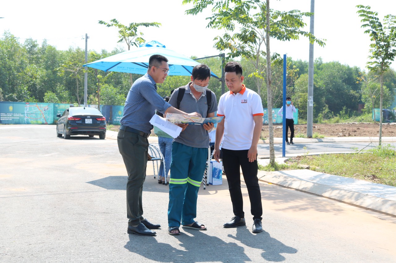 Đường Vành Đai 4 Và “Bản Đồ Tăng Giá” Mới Của Bất Động Sản Phía Tây 3 Người mua nhà chọn cách tranh thủ tìm kiếm sản phẩm phù hợp thay vì theo dõi thị trường và ôm kỳ vọng giá BĐS sẽ giảm. Ảnh minh họa