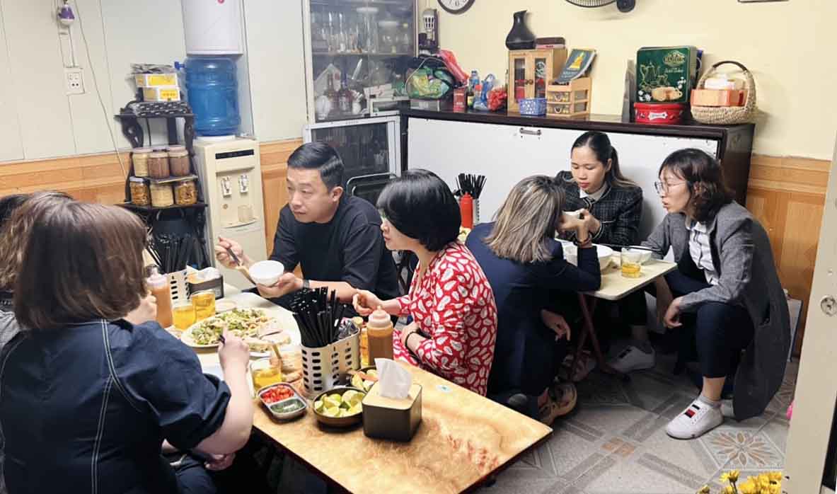 Chỉ có 2 dãy bàn nhỏ dành cho khách ngồi tại chỗ nên lúc nào quán phở cũng chật kín
