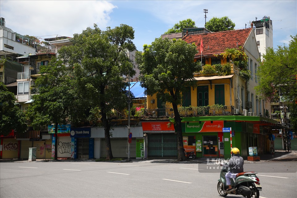 Hình ảnh nhà phố kinh doanh tại phố cổ Hà Nội (nguồn: báo Lao Đông)